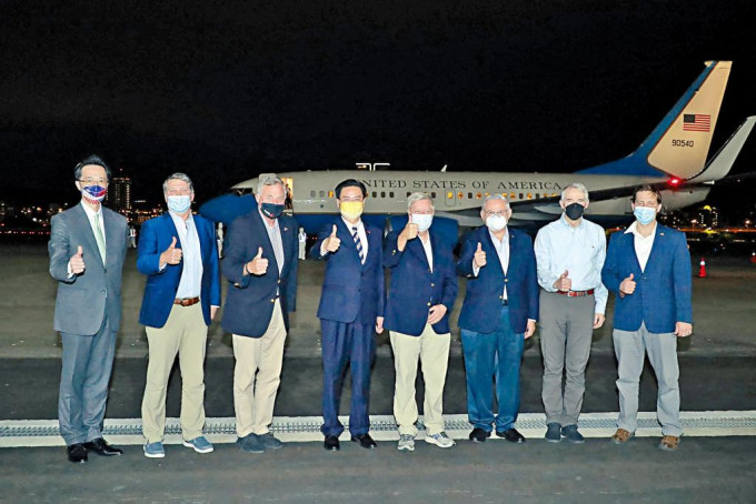 美国参议员专机昨晚抵台，台湾的外交部长吴钊燮（左四）在停机坪迎接。法新社