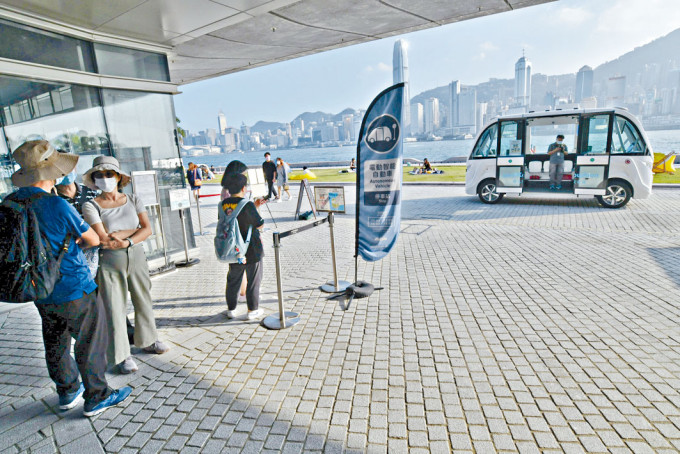 ■全港首部載客無人駕駛電動車，在園區內接載訪客。