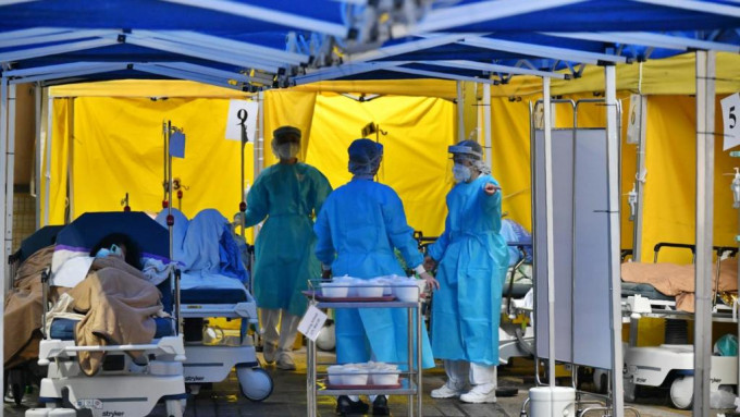 全港医院病牀及急症室爆满，大量病人需在露天空地等候。