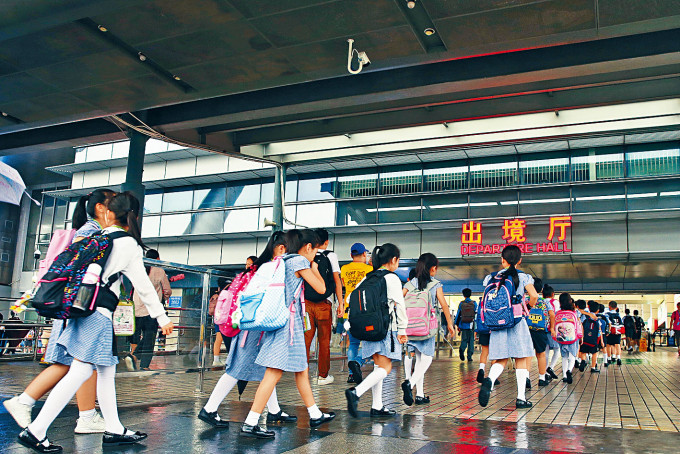 教育局初步擬定，開放福田／落馬洲支口岸，專供首批復課的跨境生過關。