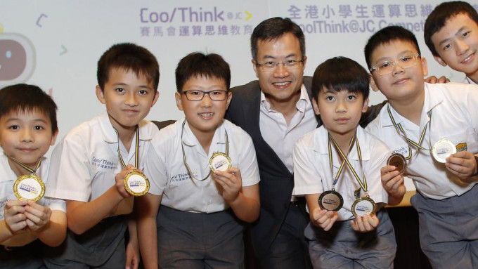 香港賽馬會慈善及社區事務執行總監張亮頒獎予於全港小學生運算思維比賽的優勝隊伍，表揚同學在設計解難方案時用具創意的思維方式研發解難方案。「賽馬會運算思維教育」計劃提供