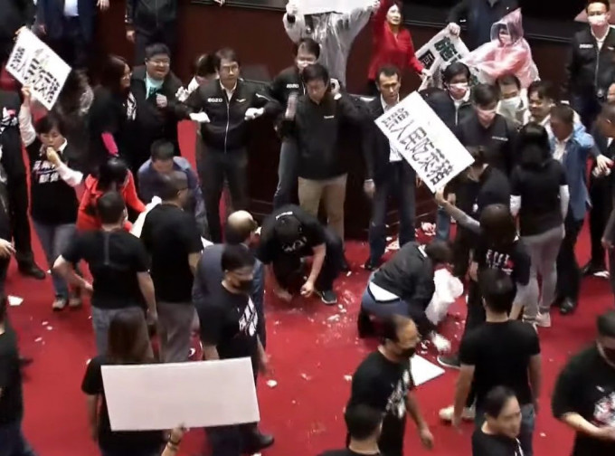 台湾立法院爆发冲突。网图