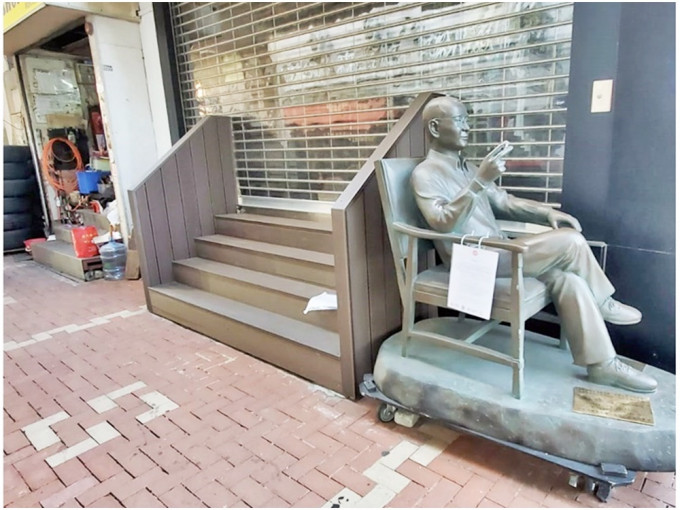 刘晓波雕像原本放于店外。资料图片