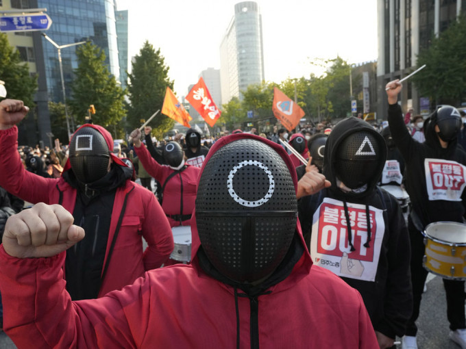 南韩工会发起罢工，示威者装扮成《鱿鱼游戏》角色。AP图片