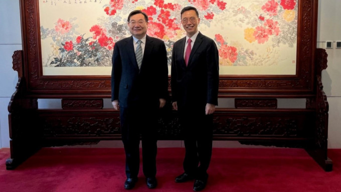 楊潤雄(右)今日晤國家文旅部部長胡和平(左)，冀深化內地與香港文化旅遊合作。政府新聞處