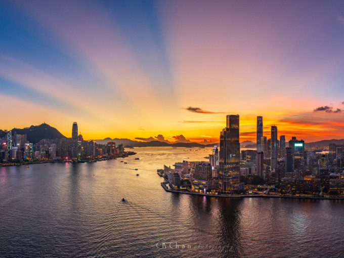 本港今日黄昏惊现曙暮晖美景。FB香港风景摄影会CK Chan图片