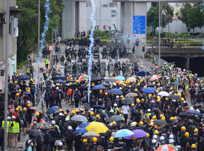 大批示威者在元朗不同位置與警方爆發激烈衝突