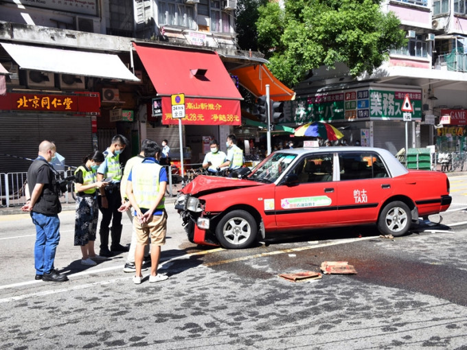 大埔廣福道中午發生致命車禍，一輛的士直撞行人過路線安全島，釀成1死9人傷。