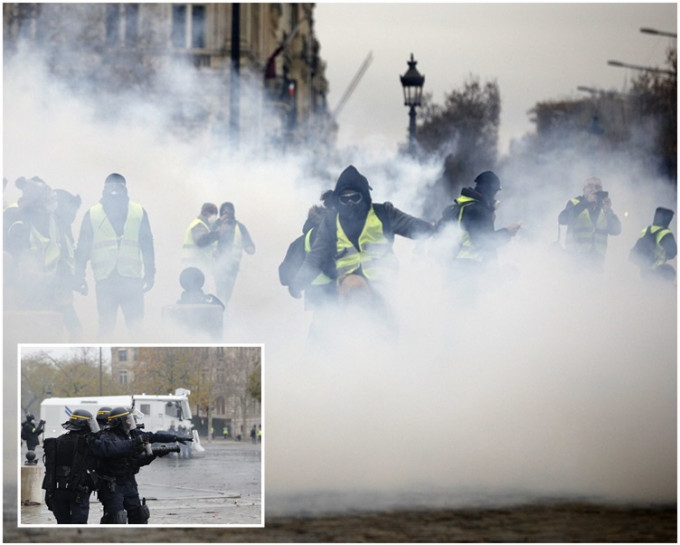 蒙面男子在街上搗亂，防暴警察施放催淚彈驅散群眾。AP