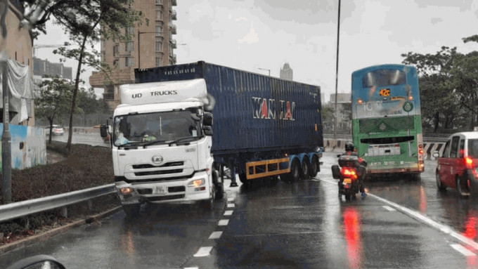 紅雨期間，龍翔道一輛貨櫃車跣胎失控撞欄。