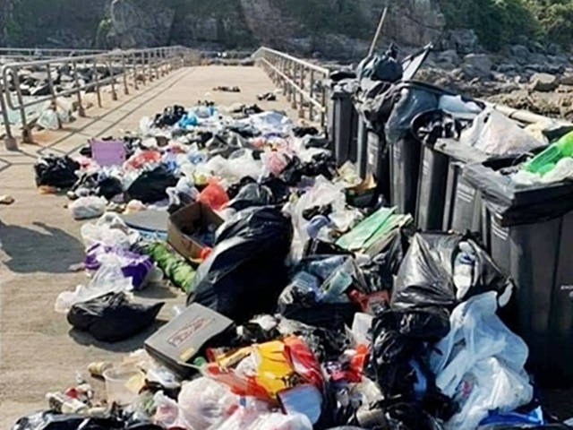 东龙岛码头满地垃圾堆积。网民Vivian Chow图片