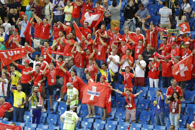 有瑞士球迷搞錯了E組分組賽瑞士對巴西的舉行地點河畔羅斯托羅夫市（Rostov-on-Don）。AP圖片