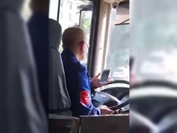 渖阳一名巴士司机日前被投诉开车时玩手机。　网图