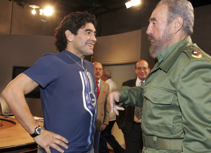 馬勒當拿(左)在古巴戒毒期間認識前總統卡斯特羅(右)。AP資料圖片