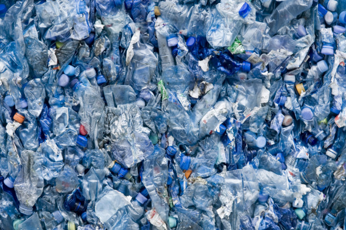 塑膠垃圾佔了日常垃圾的8成，但回收率很低。