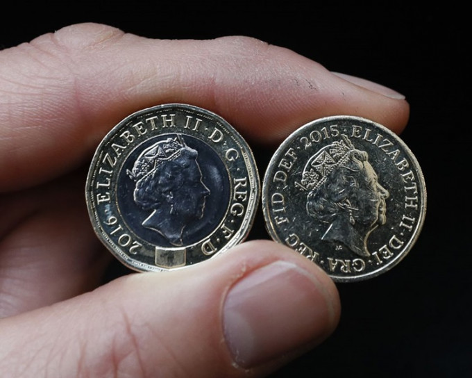舊款一英鎊硬幣(右)將由新一英鎊(左)硬幣取代。AP