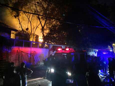 消防员设法扑熄在斯里兰卡总理府的大火。美联社
