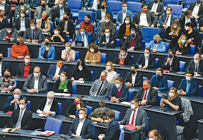 ■德國國會議員周四開會，商討新的防疫措施。