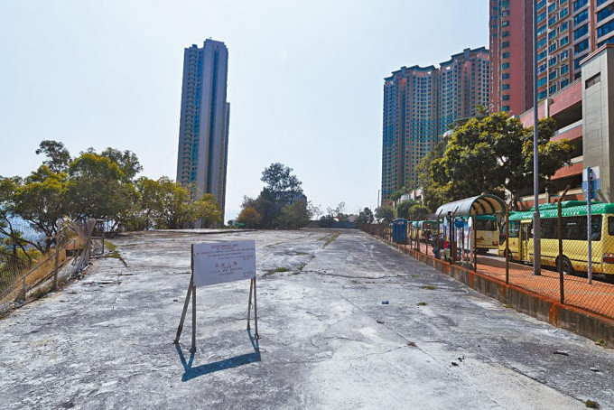 葵涌荔崗街住宅地，綜合市場估值約15.03億至22.5億，每方呎樓面地價約6000至9000元。