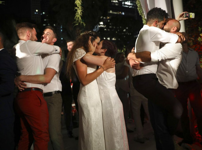 23对同性恋新人在特拉维夫集体举行「非正式婚礼」。AP
