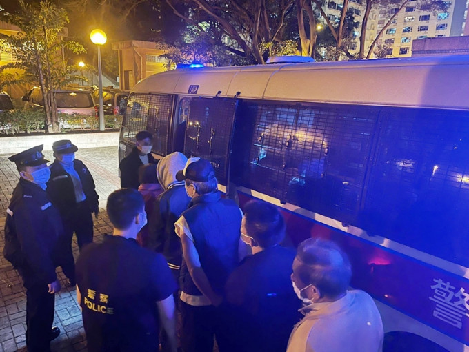 警方於行動中拘捕16男3女，涉嫌在賭場以外任何場所或在街道上進行賭博。警方圖片