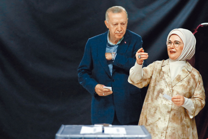 土耳其總統埃爾多安與夫人周日到伊斯坦布爾的票站投票。