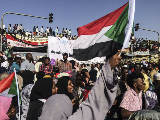 蘇丹軍方同意任命由反對派推舉的總理，有示威者仍然感到不滿，要求軍方立即無條件交出所有權力。AP