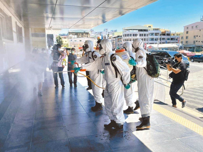 台湾疫情持续爆发。网上图片