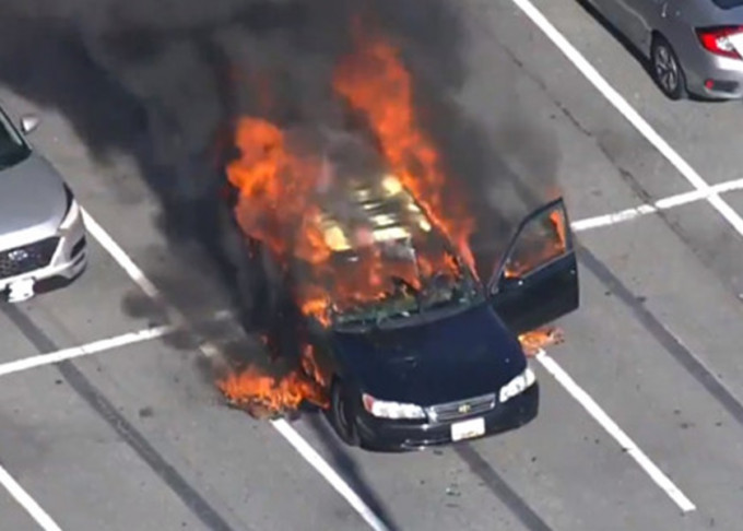私家车起火后迅即烧通顶。网图