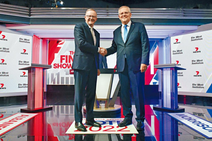 澳洲总理莫理森（右），与在野工党领袖阿尔巴尼斯，早前举行电视辩论。