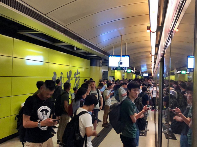 调景岭站有大批乘客等候列车。读者提供