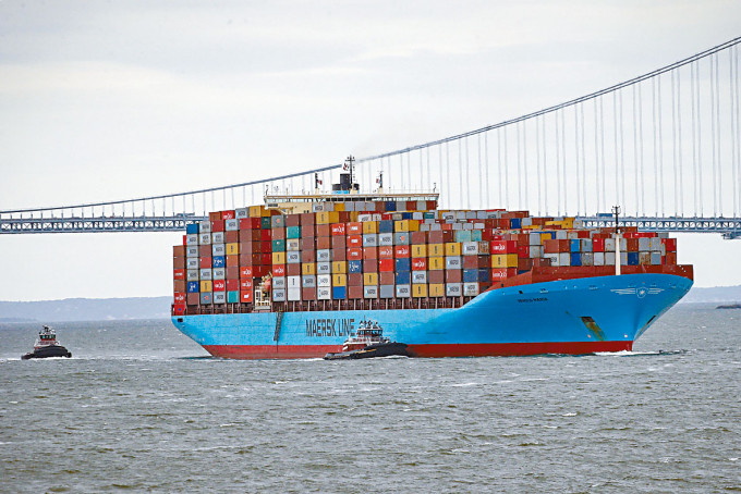 在纽约港开行的一艘马士基货柜船。