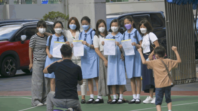 教育局指明日获得中一自行分配学位将接到中学通知。资料图片