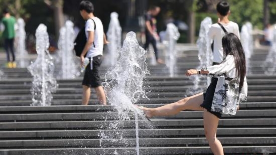 高溫天氣下玩水是最好消暑方法。