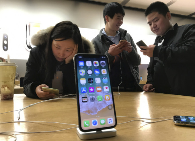 福州法院裁定蘋果侵犯高通兩項專利，禁止蘋果於內地銷售iPhone X等7款舊型號手機，蘋果已提出上訴。AP