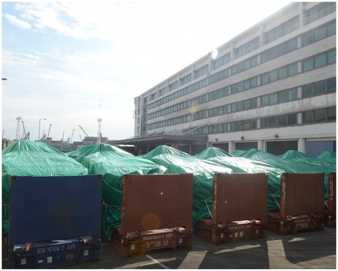 9辆新加坡装甲车由台湾途经本港运回国时遭香港海关扣查。资料图片