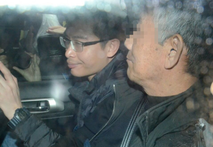 被捕男子(右)中午押返新界南总区警察总部调查。 蔡楚辉摄