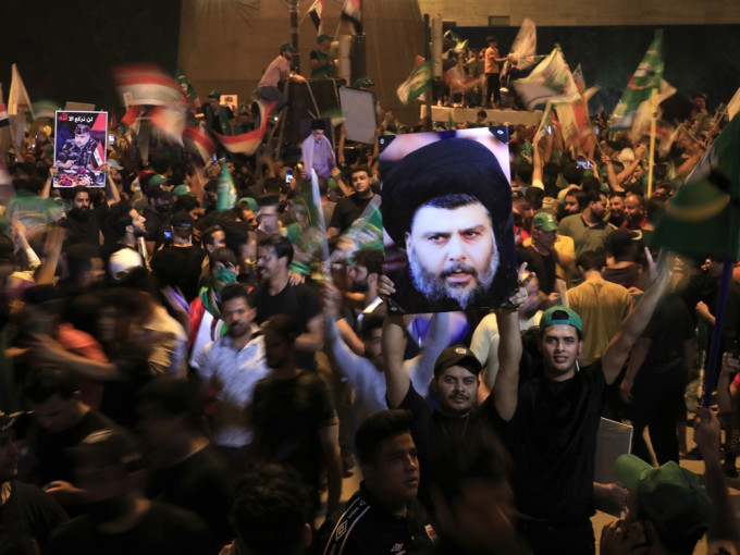 萨德尔支持者在街头集会，庆祝选举结果。AP图