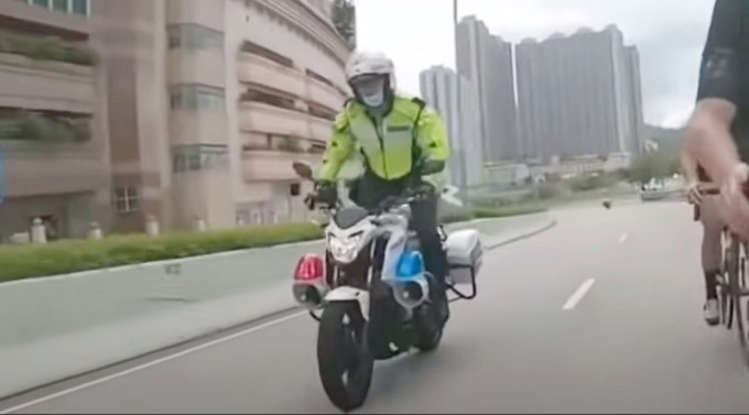 警員疑模仿踏乘單車的市民將電單車左右搖擺行駛。網上圖片
