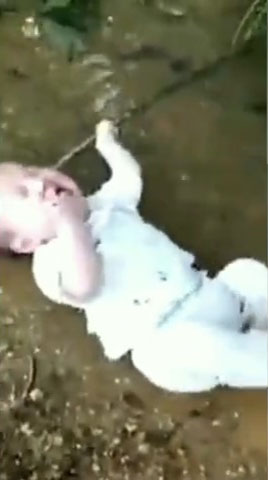 一对男婴被放置在一水沟边爬行哭闹。(网图)