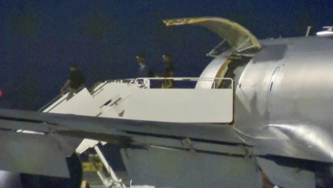 KSAT衛星服務提供的影片截圖顯示，特拉維斯金（右二）9月28日較早時間已返抵德州步出飛機。 美聯社