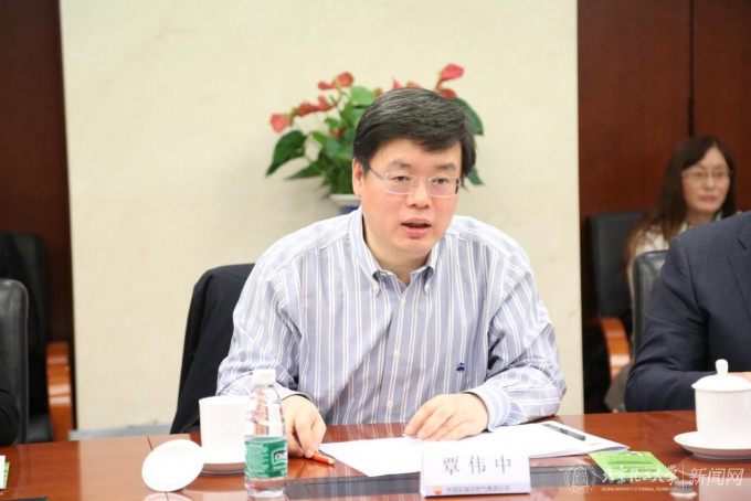 廣東省副省長覃偉中突然空降深圳擔任代市長。