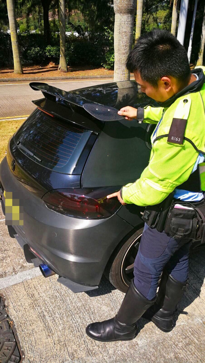 警方進行反非法車輛改裝行動。