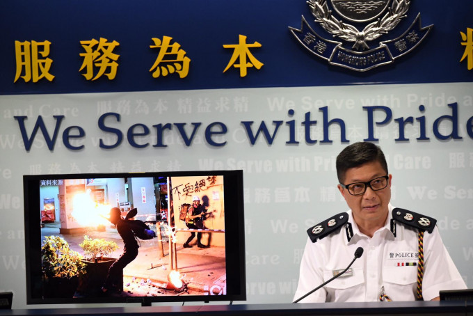 邓炳强指警员生命受威胁,别无选择下开枪。