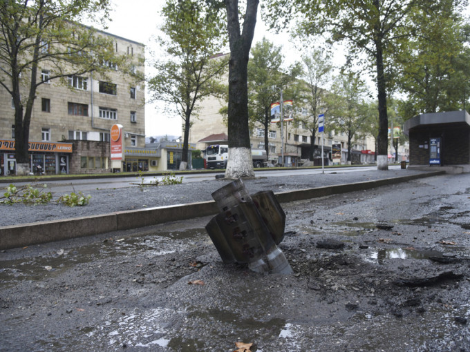納卡地區首府大街上驚現未爆國際禁用的集束炸彈。AP圖片