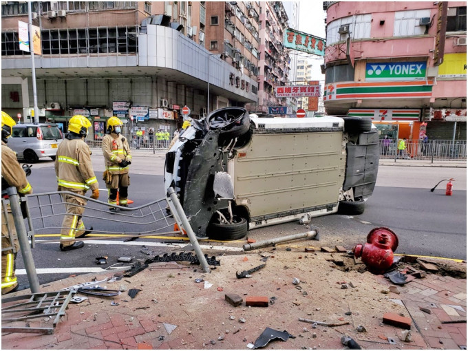 私家車毀路旁鐵欄及消防水龍頭後，打側橫亘馬路。