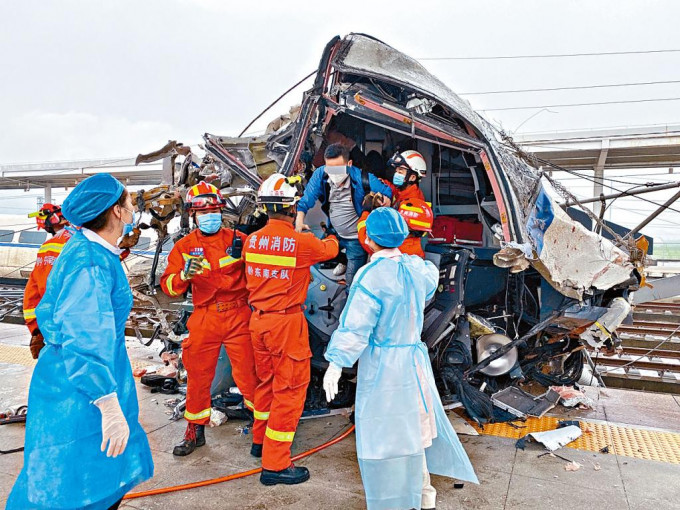 消防员拆破列车车头救出被困旅客。