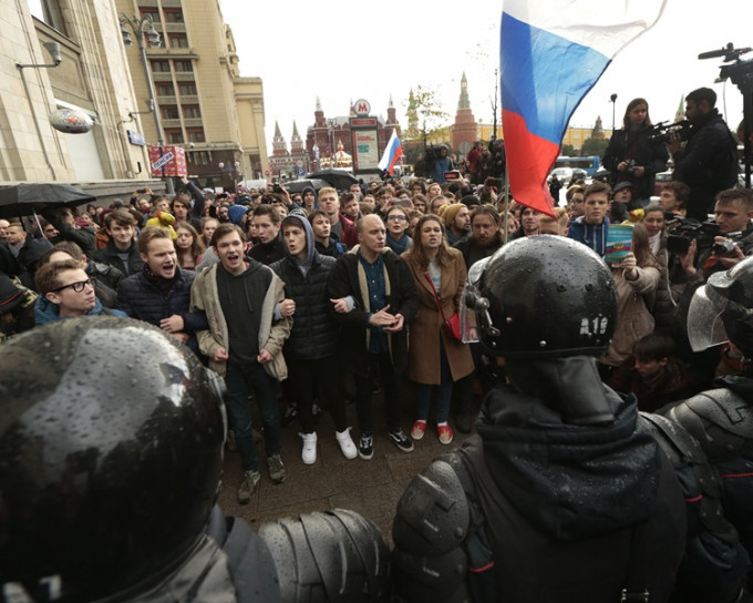 圣彼得堡的示威则演变成暴力冲突。AP