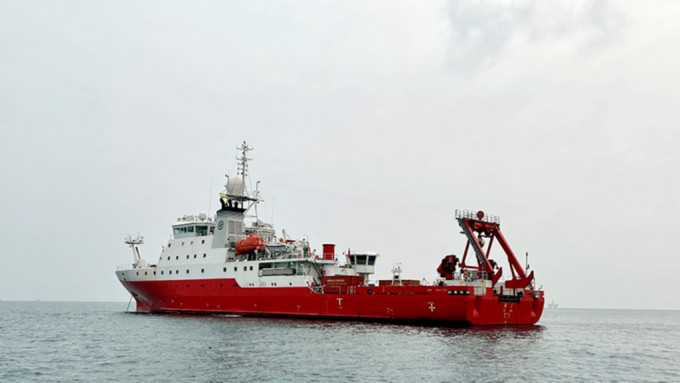 科考船完成今年首個科考航次任務後從三亞口岸入境。新華社