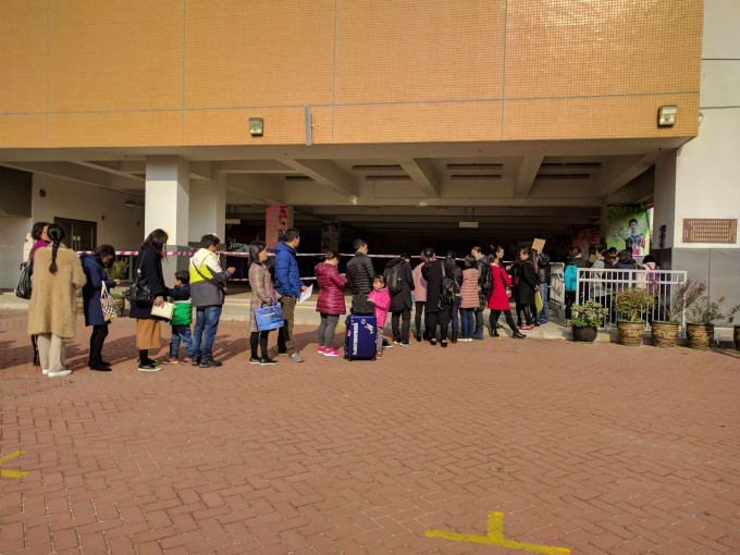 上水惠州公立学校开门前，已有200多名跨境生家长轮候。李咏潼摄